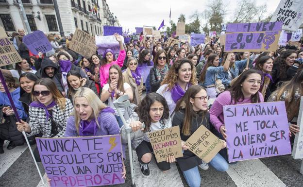 Imagen principal - Santander se echa a la calle porque «juntas somos más fuertes»