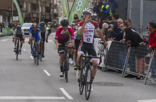 Thomas Armstrong celebra el triunfo al cruzar la meta en Colindres en el Memorial Santisteban.