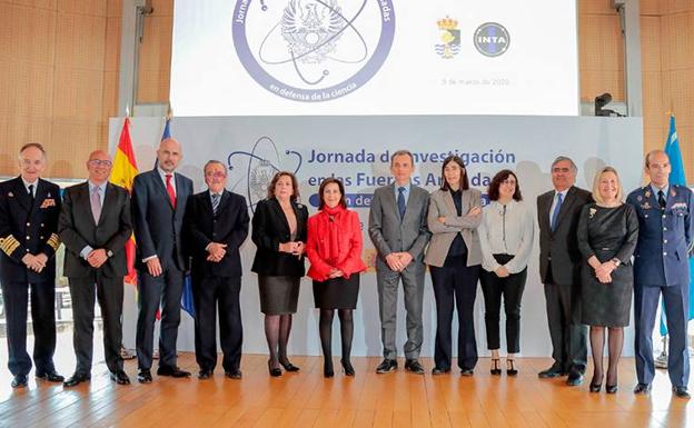 Todas las personas distinguidas en este acto, junto a responsables de Defensa.