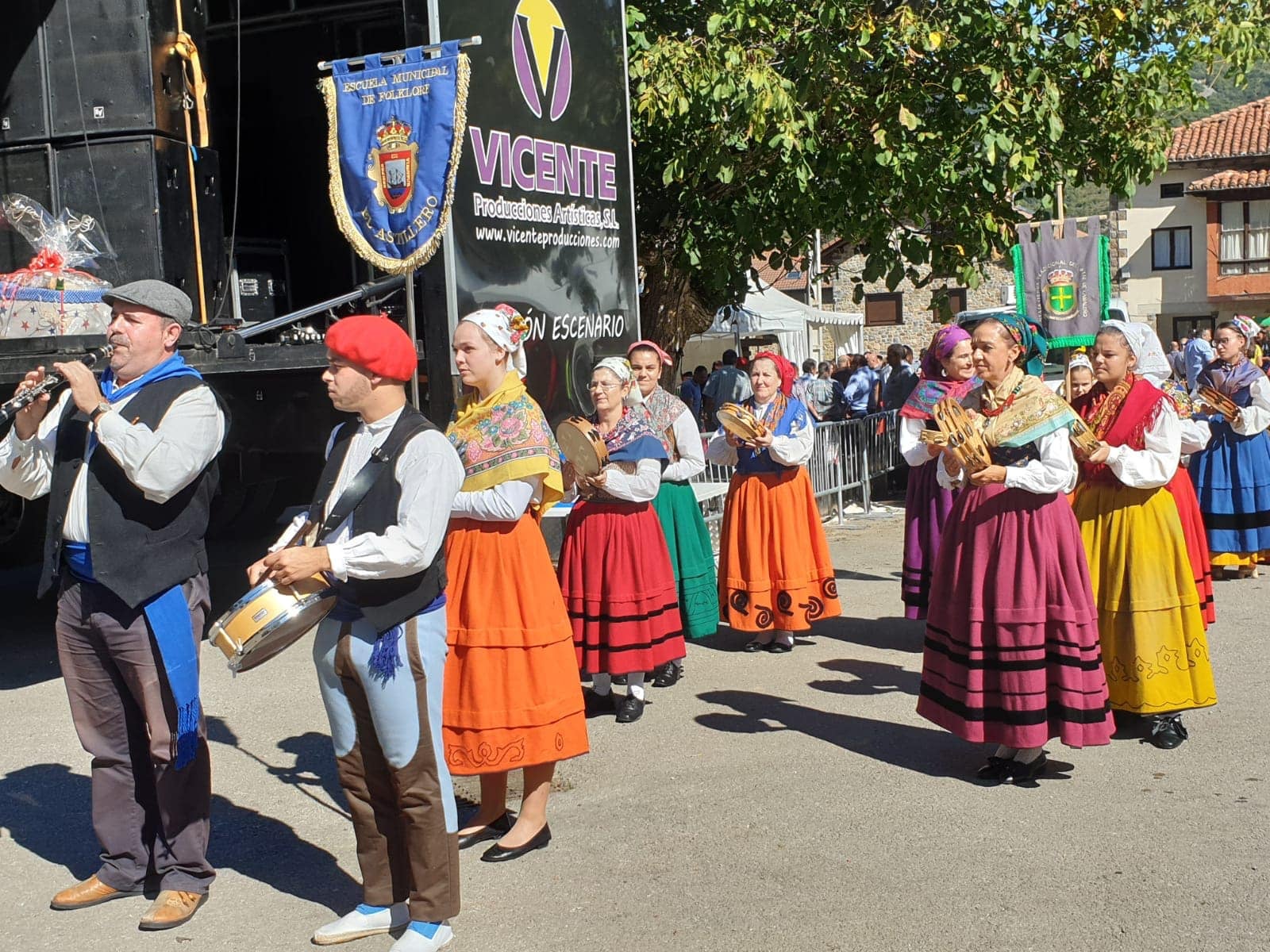 Integrantes de la Escuela Municipal de Folclore de Astillero, 'La Barquía'.