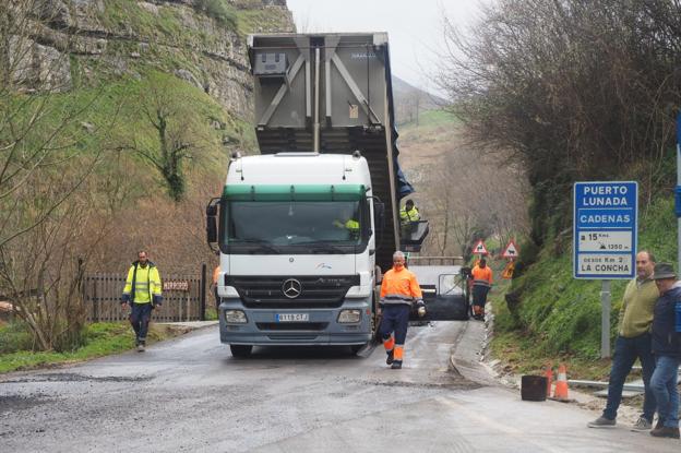 El Ejecutivo está ya asfaltando la carretera a La Concha en los primeros tramos del puerto de Lunada. 