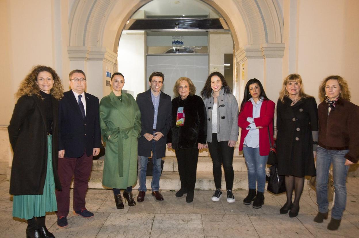 De izquierda a derecha Ainoa Quiñones, Ignacio Fernández, Antonia Verdugo, Pedro Casares, Amparo Rubiales, María José Gutiérrez, Carmen Dual, Susana Ros e Isabel Fernández.