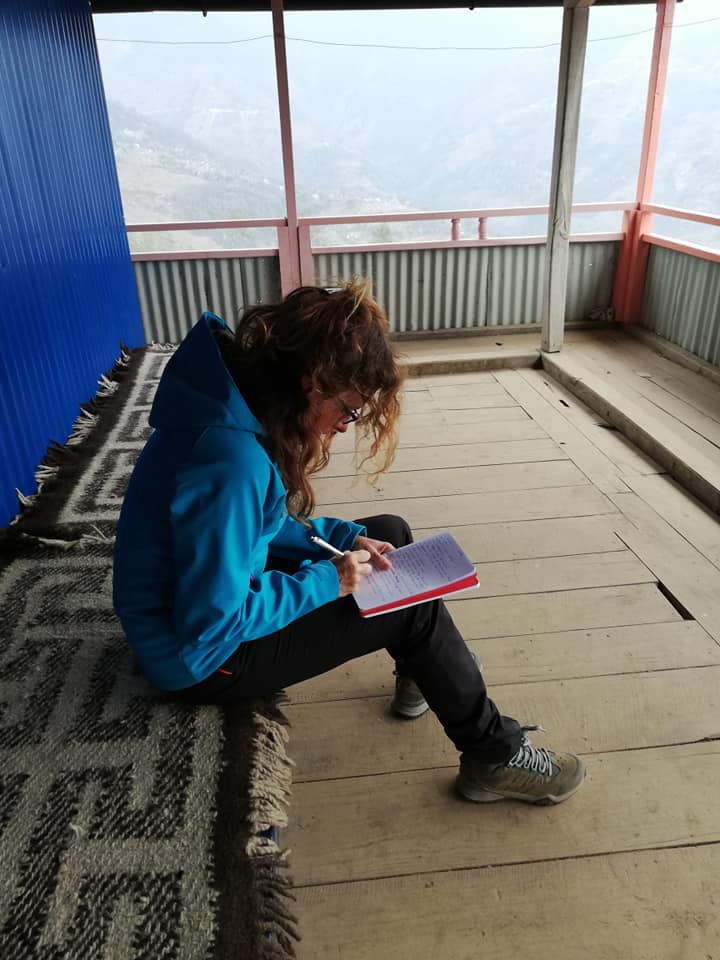 El proyecto 'Nepal + de 1.000 km entre montañas' ha convertido a la cántabra Raquel García en la primera mujer española que ha realizado esta hazaña, atravesar Nepal durante 85 días caminando a la sombra de los ochomiles, acompañada de un cámara, dos porteadores y un guía, estos últimos nepalíes. Contará su experiencia el 19 de marzo en los locales de la Asociación de Vecinos de San Francisco, una charla que se enmarca dentro de los actos programados por el Día de la Mujer.