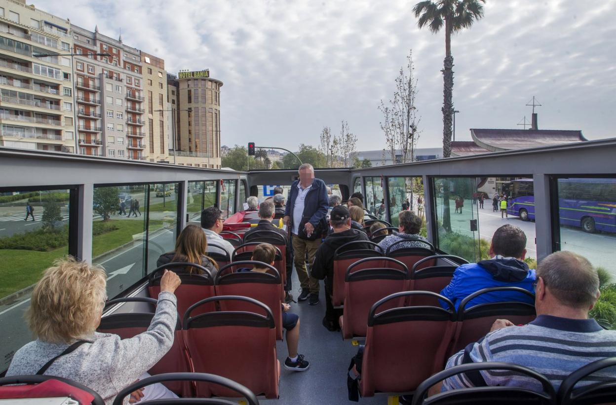 Un grupo de turistas extranjeros, en un paseo turístico por Santander. 