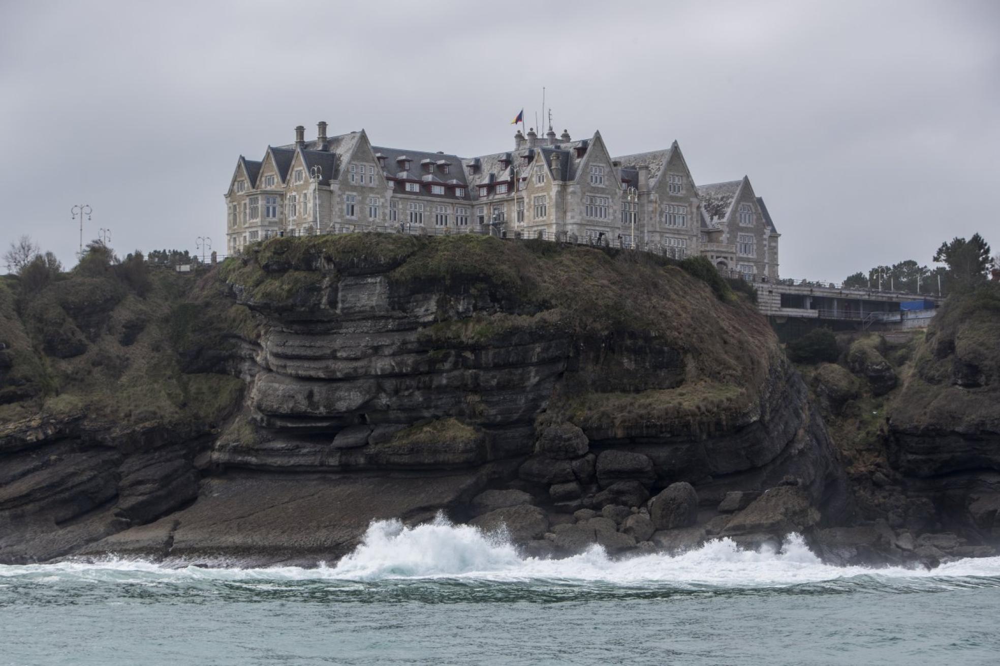 La embarcación de Los Reginas, ayer, durante el recorrido de presentación de la ruta de Costa Quebrada por la bahía. El Palacio de La Magdalena, desde el agua en un momento de la ruta.