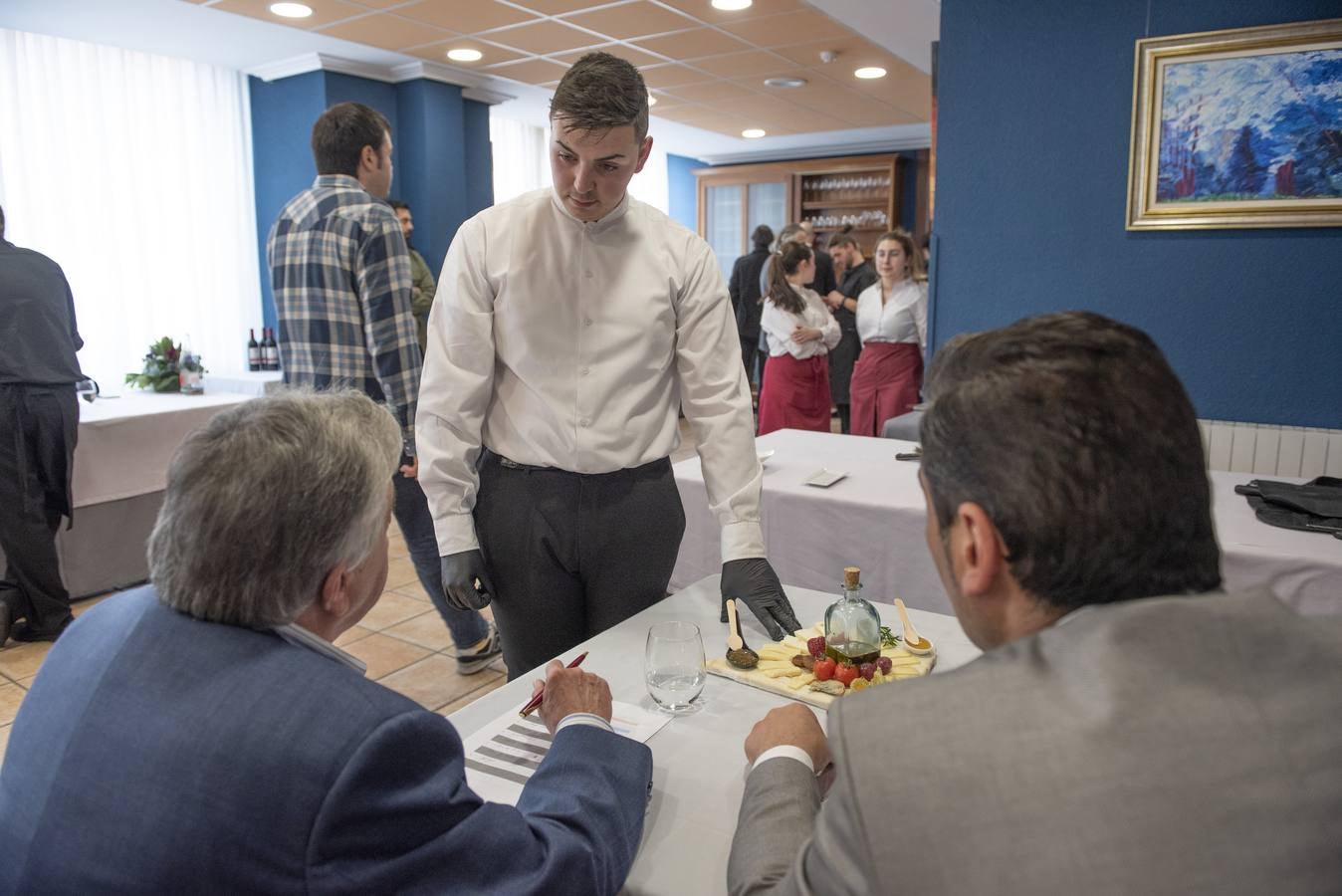 Imágenes de la VII edición de Maître Cantabria, celebrada en la Escuela de Hostelería del IES Fuente Fresnedo de Laredo, donde la ilusión y los nervios acompañaron a los nueve finalistas. Tras una competición igualada en alguna de las demostraciones, finalmente Sheila Martín, de 21 años, se hizo con el galardón. 