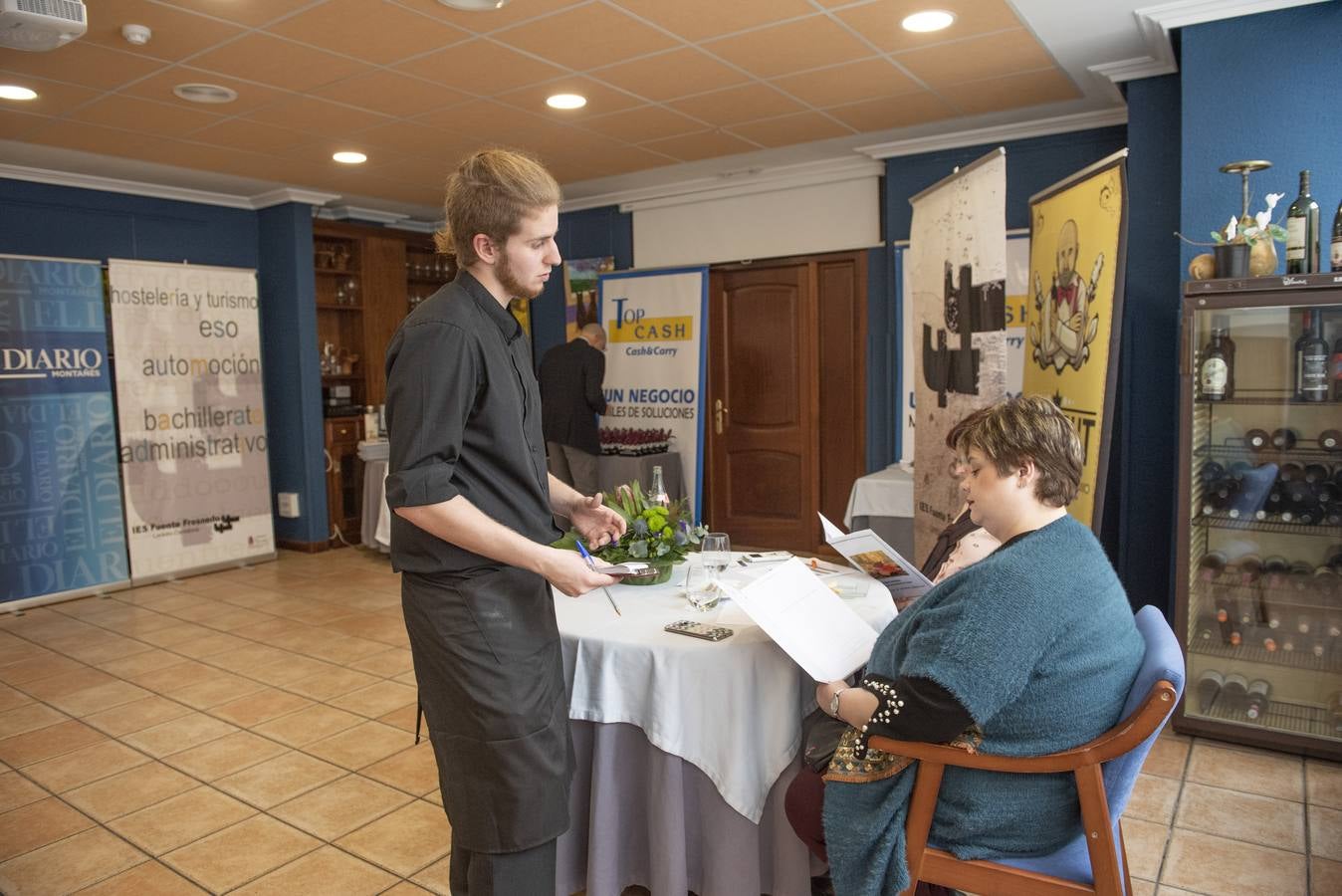 Imágenes de la VII edición de Maître Cantabria, celebrada en la Escuela de Hostelería del IES Fuente Fresnedo de Laredo, donde la ilusión y los nervios acompañaron a los nueve finalistas. Tras una competición igualada en alguna de las demostraciones, finalmente Sheila Martín, de 21 años, se hizo con el galardón. 