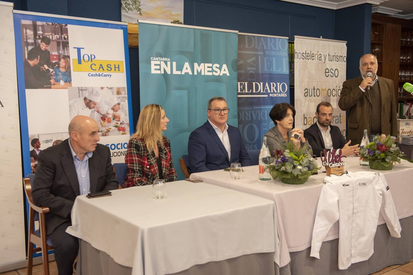 Imágenes de la VII edición de Maître Cantabria, celebrada en la Escuela de Hostelería del IES Fuente Fresnedo de Laredo, donde la ilusión y los nervios acompañaron a los nueve finalistas. Tras una competición igualada en alguna de las demostraciones, finalmente Sheila Martín, de 21 años, se hizo con el galardón. 