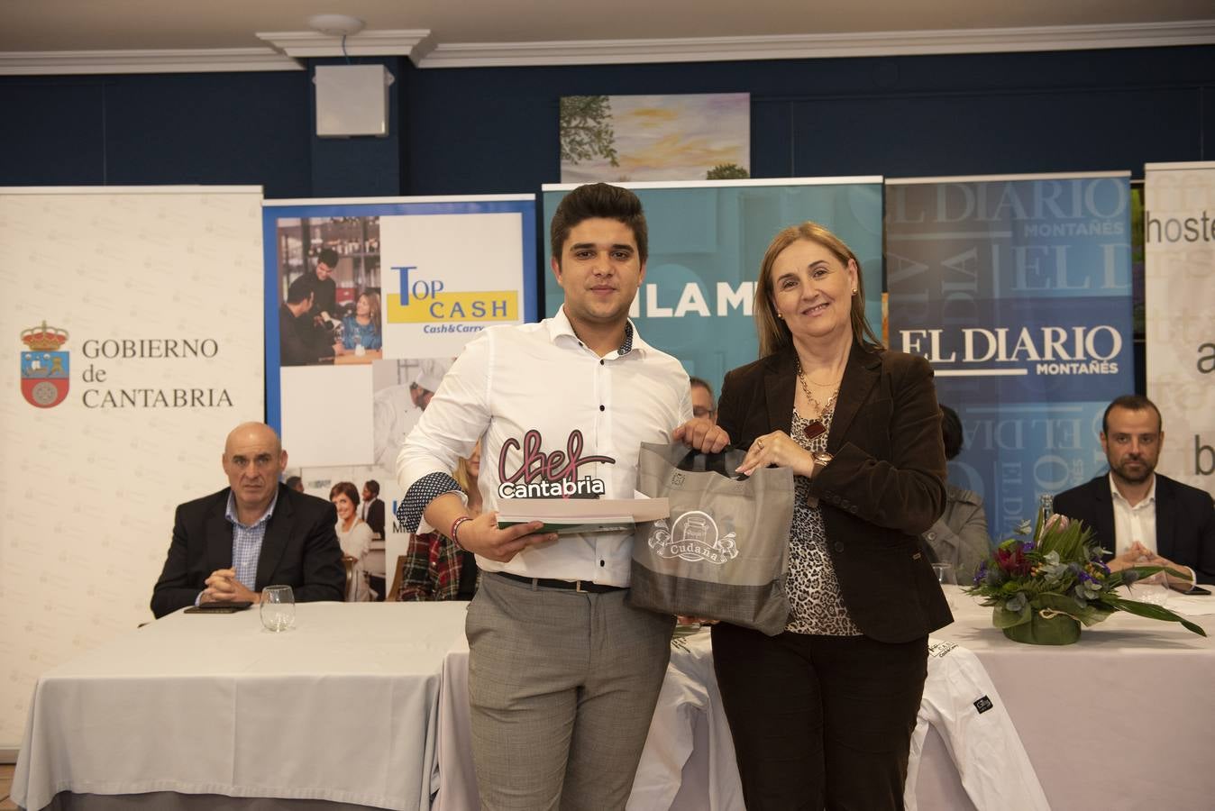 Imágenes de la VII edición de Maître Cantabria, celebrada en la Escuela de Hostelería del IES Fuente Fresnedo de Laredo, donde la ilusión y los nervios acompañaron a los nueve finalistas. Tras una competición igualada en alguna de las demostraciones, finalmente Sheila Martín, de 21 años, se hizo con el galardón. 