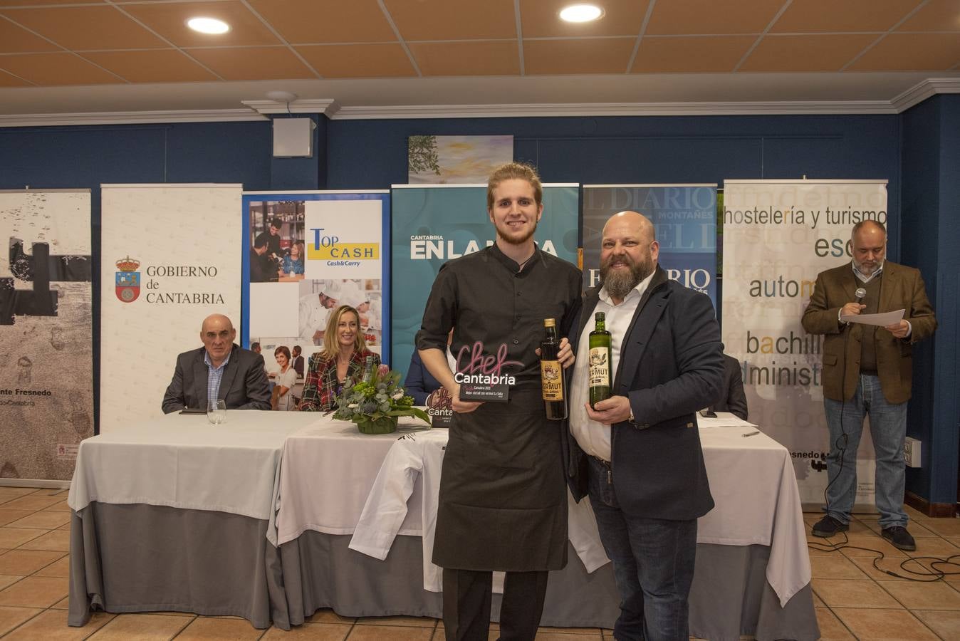 Imágenes de la VII edición de Maître Cantabria, celebrada en la Escuela de Hostelería del IES Fuente Fresnedo de Laredo, donde la ilusión y los nervios acompañaron a los nueve finalistas. Tras una competición igualada en alguna de las demostraciones, finalmente Sheila Martín, de 21 años, se hizo con el galardón. 