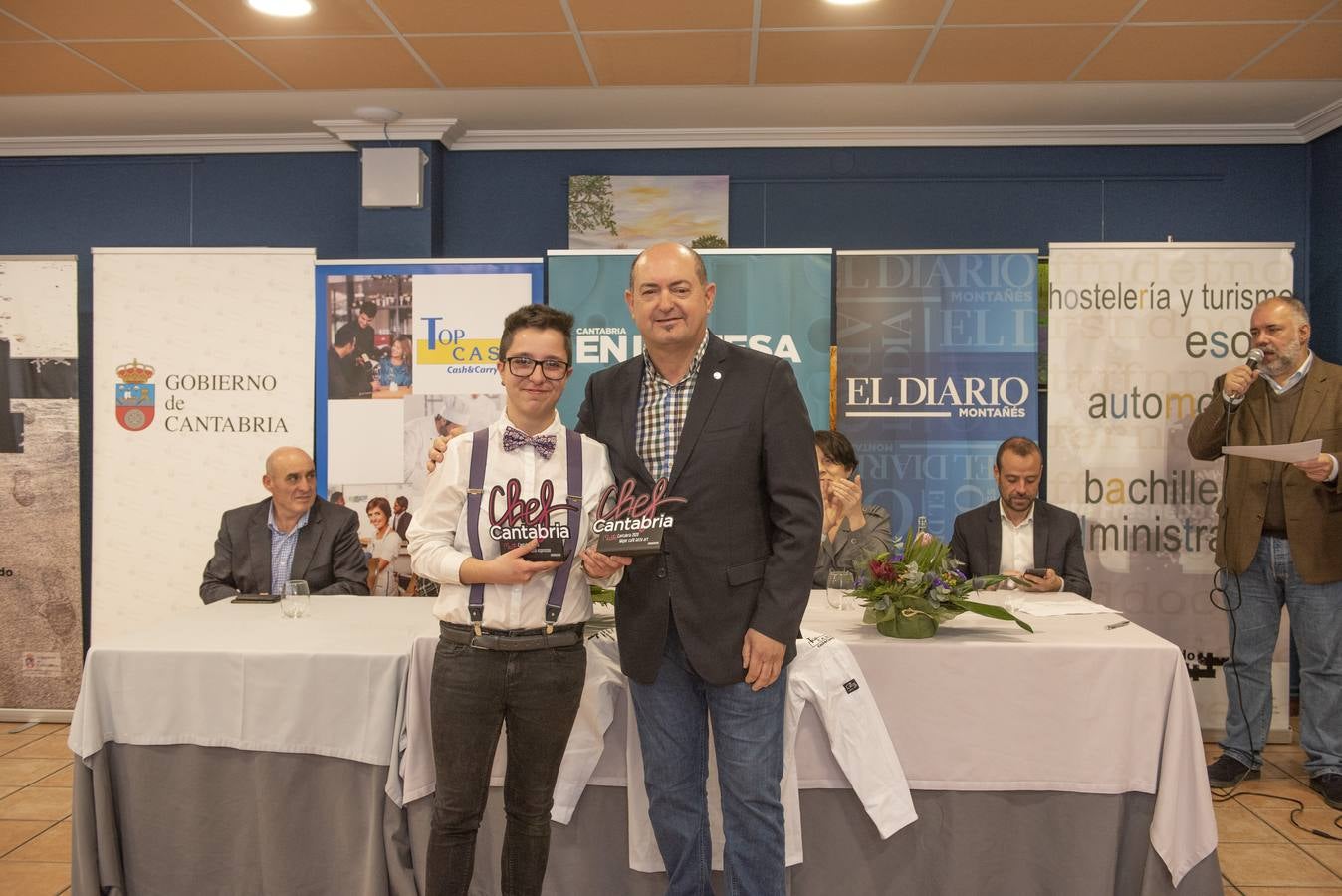 Imágenes de la VII edición de Maître Cantabria, celebrada en la Escuela de Hostelería del IES Fuente Fresnedo de Laredo, donde la ilusión y los nervios acompañaron a los nueve finalistas. Tras una competición igualada en alguna de las demostraciones, finalmente Sheila Martín, de 21 años, se hizo con el galardón. 