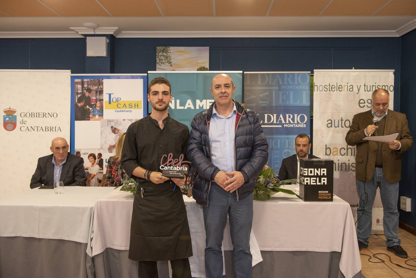 Imágenes de la VII edición de Maître Cantabria, celebrada en la Escuela de Hostelería del IES Fuente Fresnedo de Laredo, donde la ilusión y los nervios acompañaron a los nueve finalistas. Tras una competición igualada en alguna de las demostraciones, finalmente Sheila Martín, de 21 años, se hizo con el galardón. 