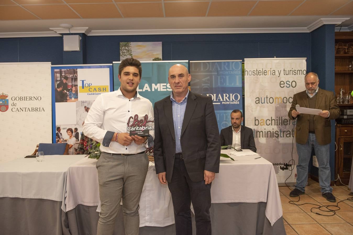 Imágenes de la VII edición de Maître Cantabria, celebrada en la Escuela de Hostelería del IES Fuente Fresnedo de Laredo, donde la ilusión y los nervios acompañaron a los nueve finalistas. Tras una competición igualada en alguna de las demostraciones, finalmente Sheila Martín, de 21 años, se hizo con el galardón. 