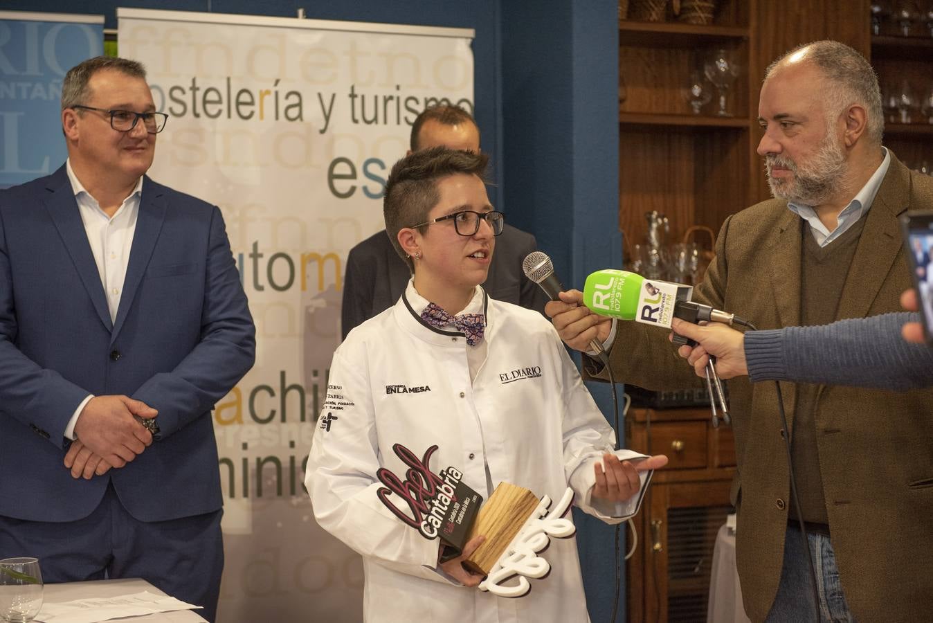 Imágenes de la VII edición de Maître Cantabria, celebrada en la Escuela de Hostelería del IES Fuente Fresnedo de Laredo, donde la ilusión y los nervios acompañaron a los nueve finalistas. Tras una competición igualada en alguna de las demostraciones, finalmente Sheila Martín, de 21 años, se hizo con el galardón. 