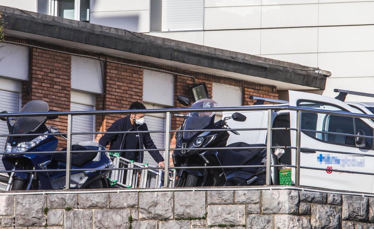 Un operario, protegido con mascarilla, en el recinto del centro hospitalario Padre Menni. 