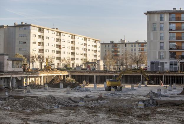 Las obras de desescombro de la zona cero, ayer, sin los pilares que durante largo tiempo han permanecido en pie. 