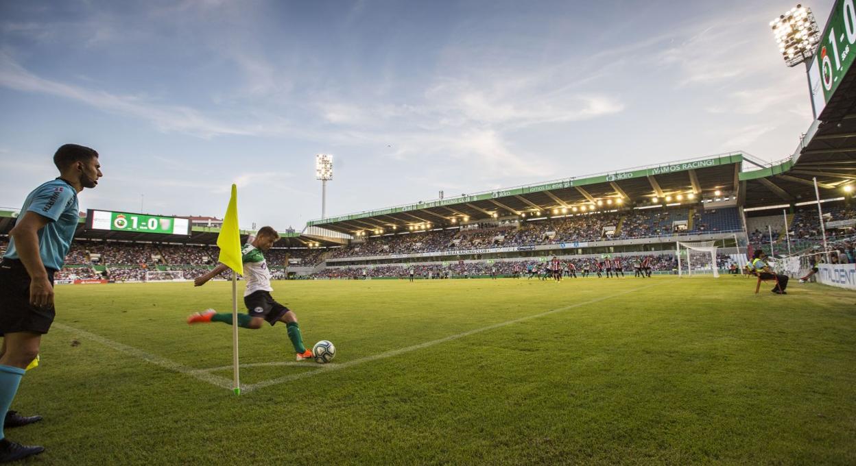 El Racing-Lugo, que en principio debía disputarse a puerta cerrada, puede aplazarse hoy mismo, como toda la Primera y Segunda División.