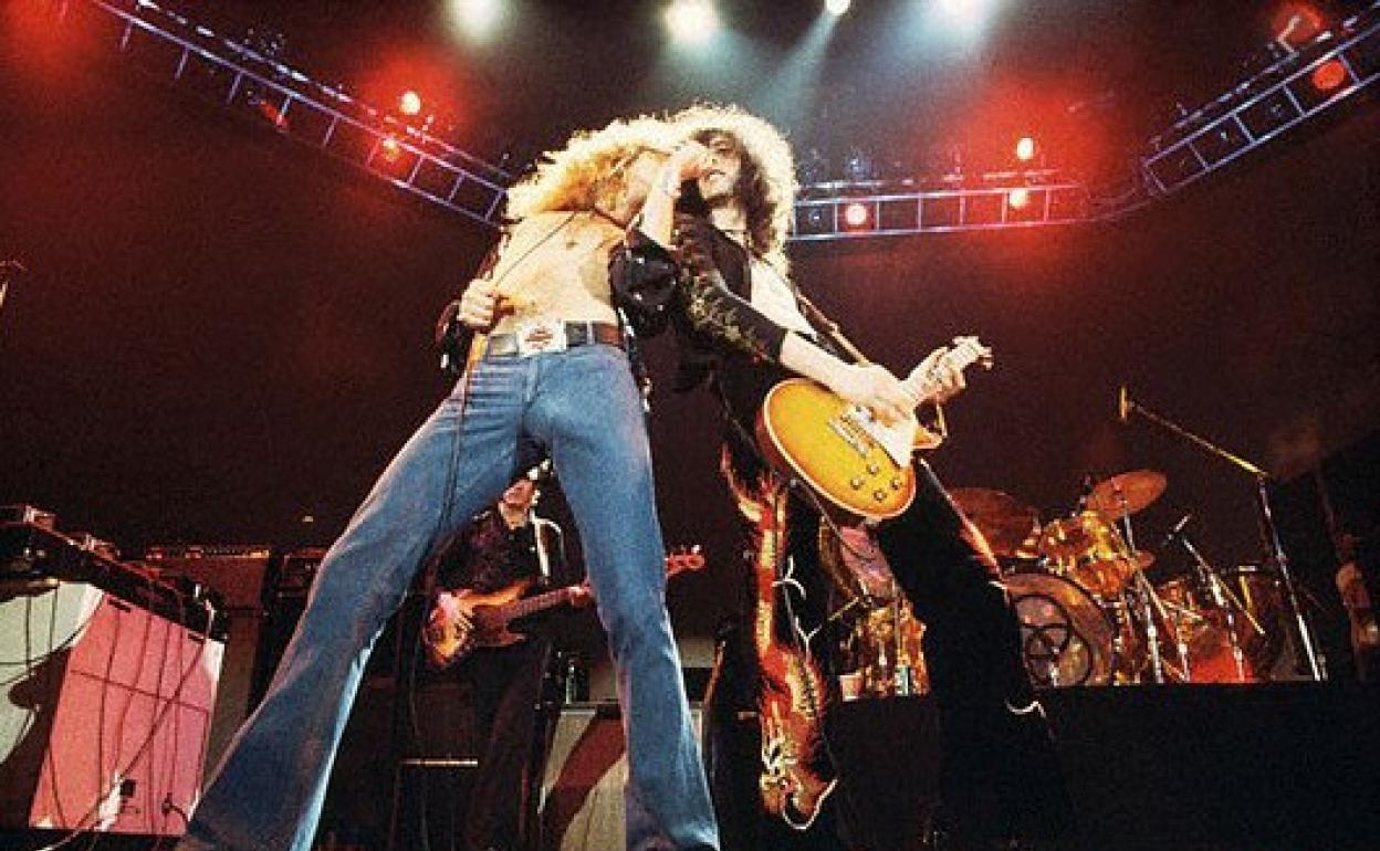 Led Zeppelin durante uno de sus conciertos