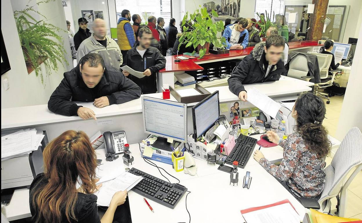 El Defensor del Pueblo insta al Ayuntamiento de Torrelavega a aprobar la relación de puestos de trabajo