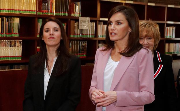 Irene Montero y la Reina, durante un acto oficial. 