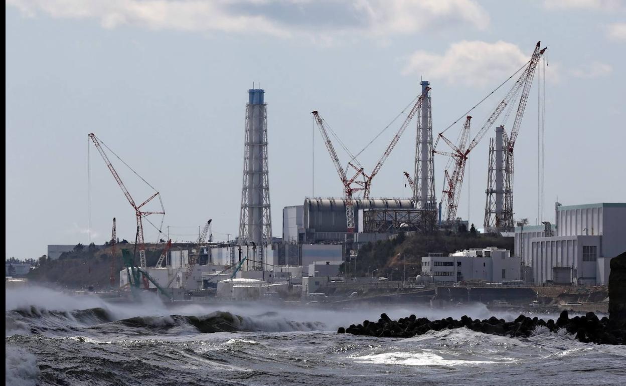 Central nuclear de Fukushima vista desde el mar nueve años después del tsunami