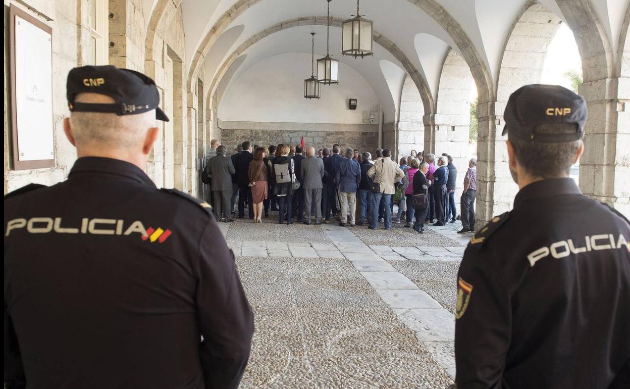 Policías y guardias civiles piden nuevas medidas de seguridad ante la enfermedad