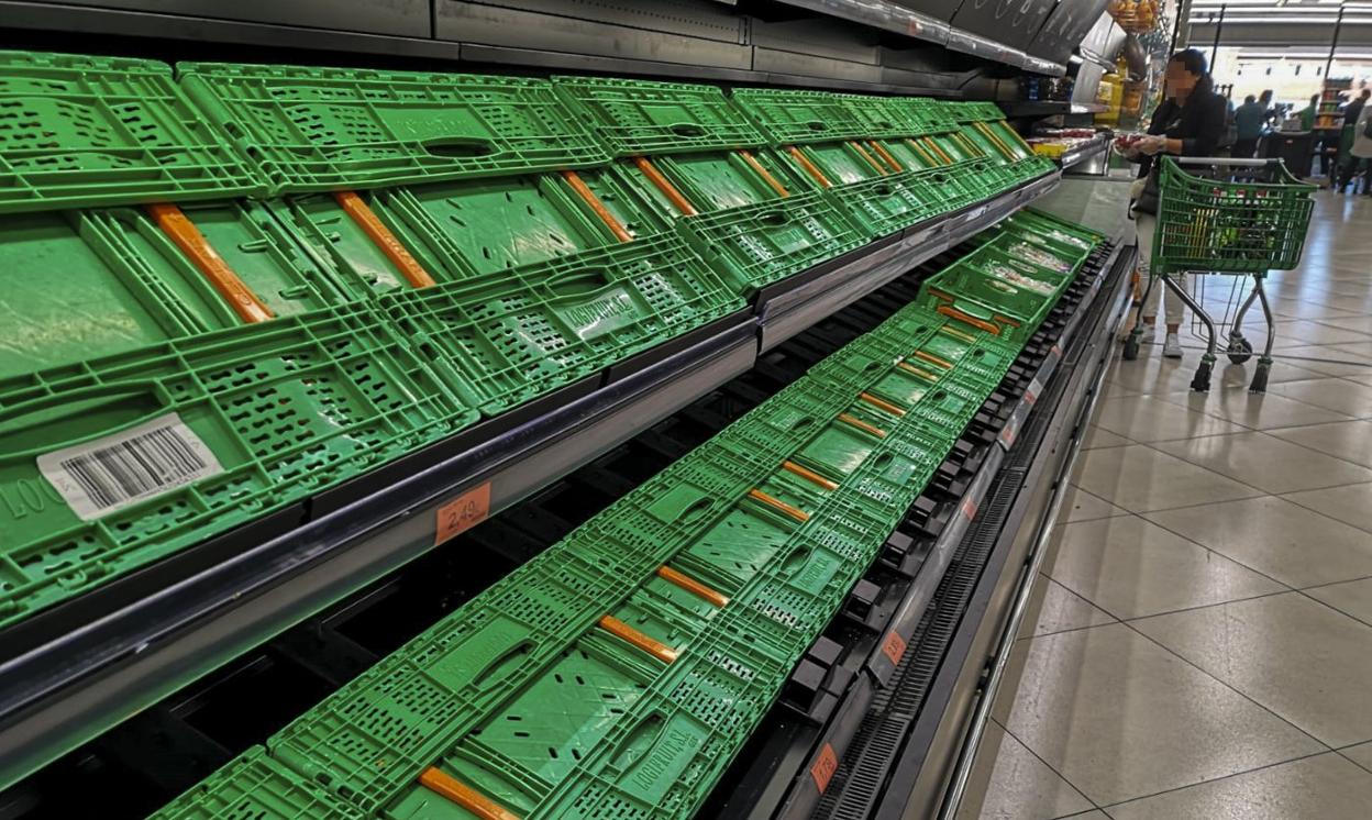  Imagen de estos días en un supermercado de Cantabria con estanterías vacías tras las colas de clientes