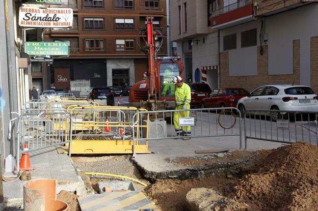 Las zanjas para la canalización de las redes de abastecimiento y saneamiento de aguas ya están abiertas en la calle. 