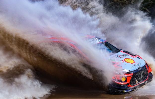 El Hyundai de Dani Sordo pasa por un arroyo en uno de los tramos del Rally de México. efe