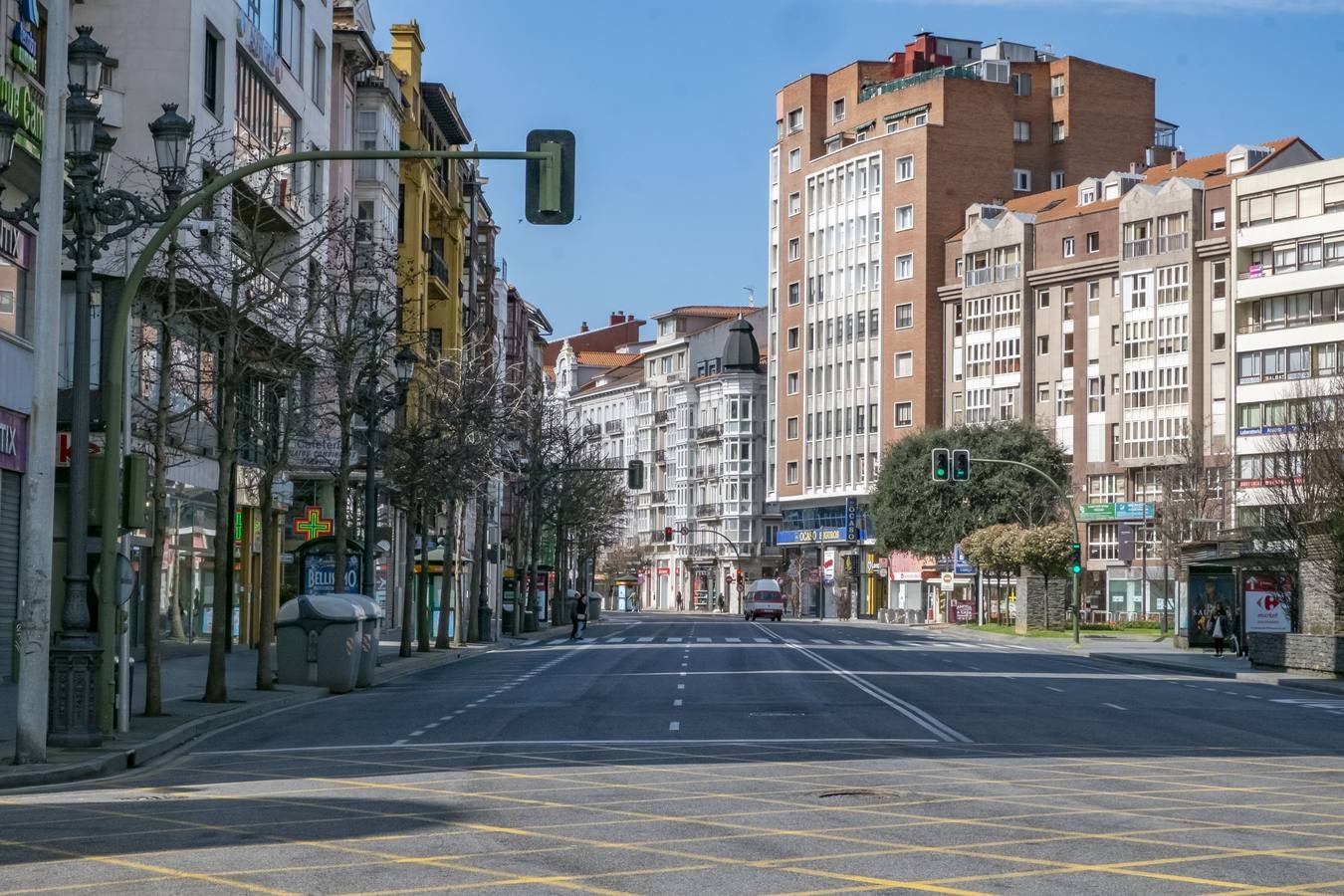 Santander, el centro amaneción vacío. Mas tarde se vió algún ciudadano