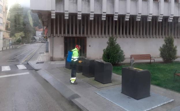 Limpieza de la zona de contenedores en Santoña. 