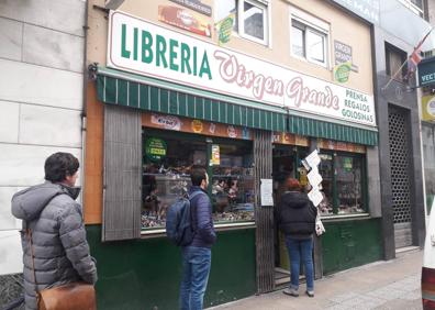 Imagen secundaria 1 - «El domingo fue de locura, tuve que pedir periódicos de más porque se agotaban»