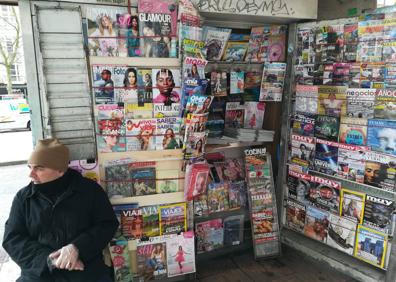 Imagen secundaria 1 - «El domingo fue de locura, tuve que pedir periódicos de más porque se agotaban»