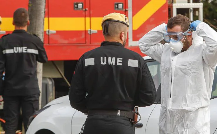 La UME sigue desinfectando los lugares públicos de Cantabria que han albergado aglomeraciones humanas