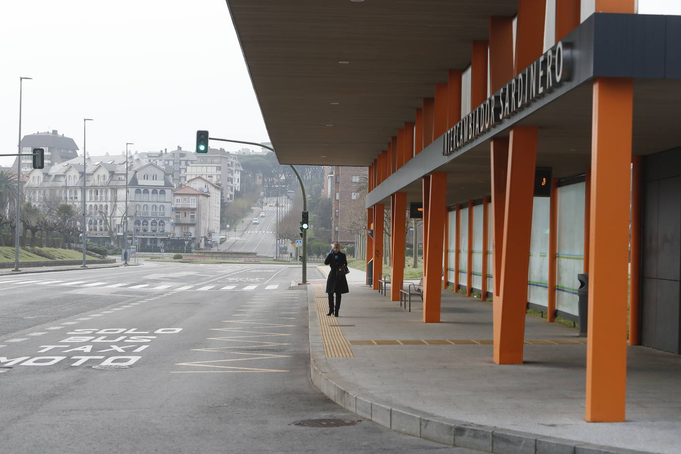 En el tercer día laborable del estado de alarma, quizá se han visto menos transeúntes por las calles. Menos tráfico también y pocas colas a la entrada de los supermercados. La actividad sigue en algunos sectores y la UME se despliega para desinfectar toda la región.