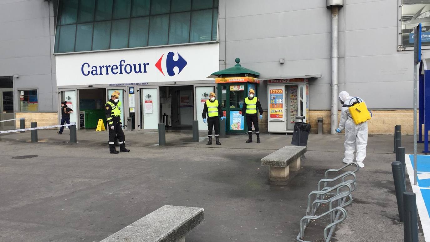 En el tercer día laborable del estado de alarma, quizá se han visto menos transeúntes por las calles. Menos tráfico también y pocas colas a la entrada de los supermercados. La actividad sigue en algunos sectores y la UME se despliega para desinfectar toda la región.