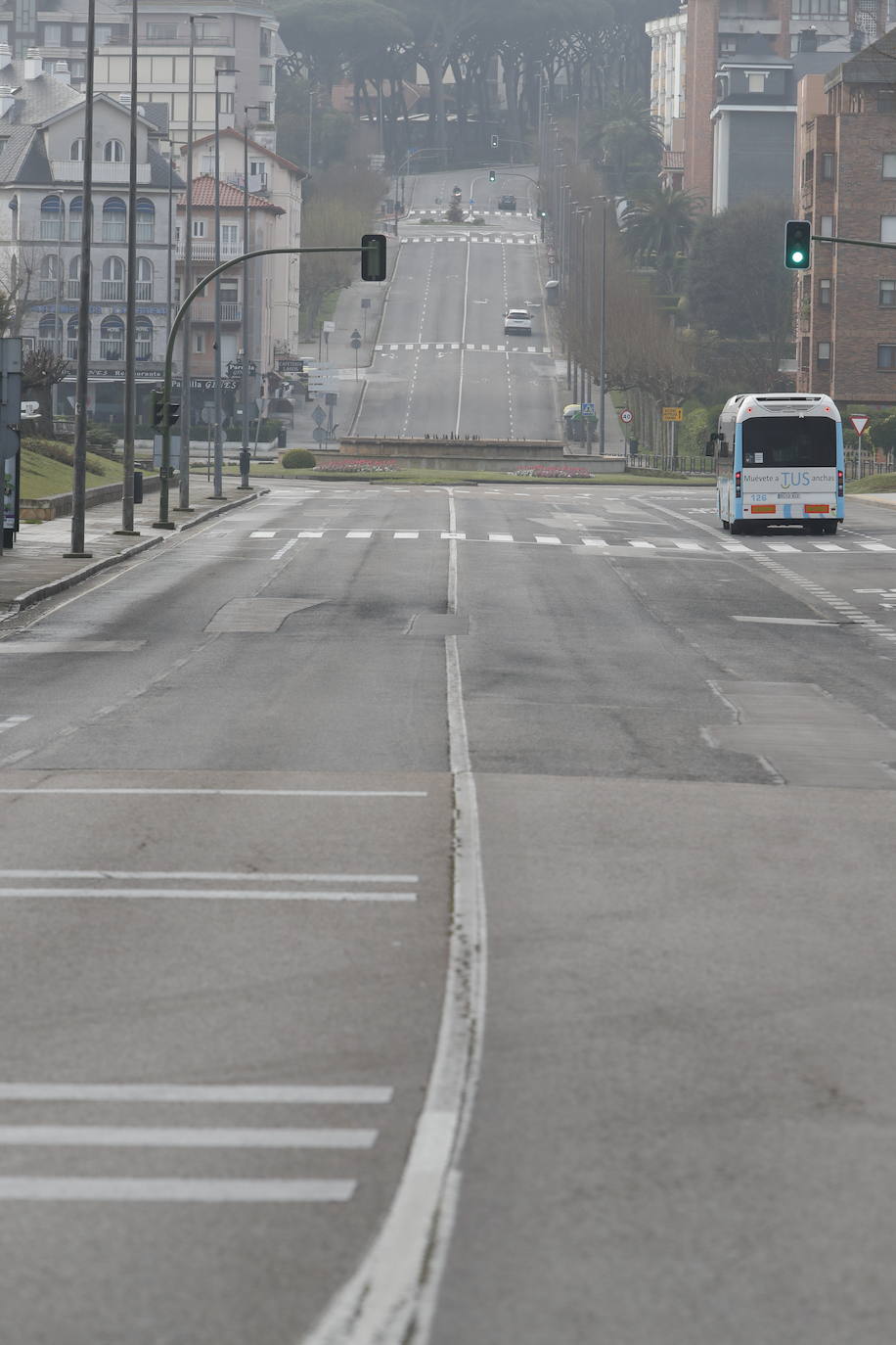 En el tercer día laborable del estado de alarma, quizá se han visto menos transeúntes por las calles. Menos tráfico también y pocas colas a la entrada de los supermercados. La actividad sigue en algunos sectores y la UME se despliega para desinfectar toda la región.