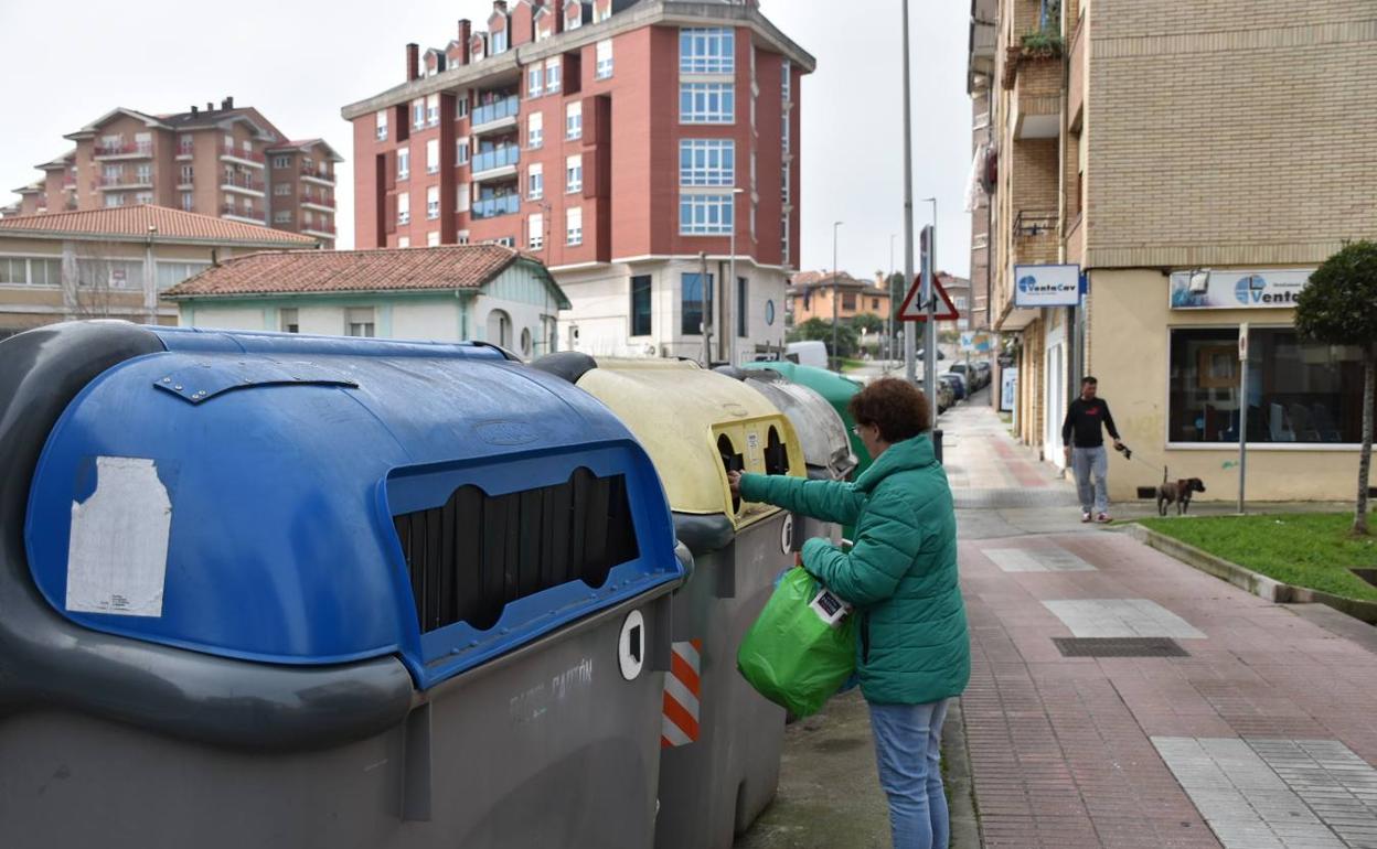 Camargo pide a los vecinos que tiren su basura dentro de los contenedores