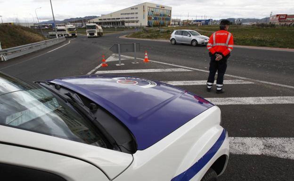 La Ertzaintza multa con 600 euros a conductores vizcaínos que iban de puente a Cantabria