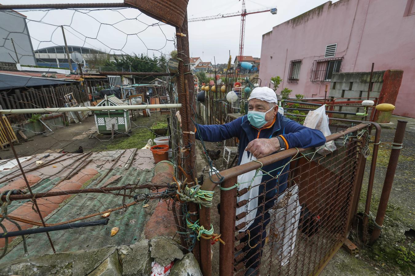 Calles y carreteras vacías, gente asomada a los balcones y operarios lavando y desinfectando, entre las imágenes del día. 