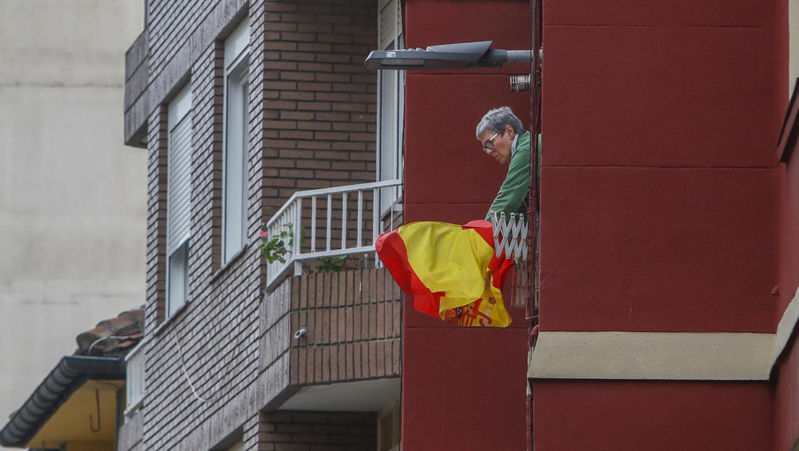 Calles y carreteras vacías, gente asomada a los balcones y operarios lavando y desinfectando, entre las imágenes del día. 