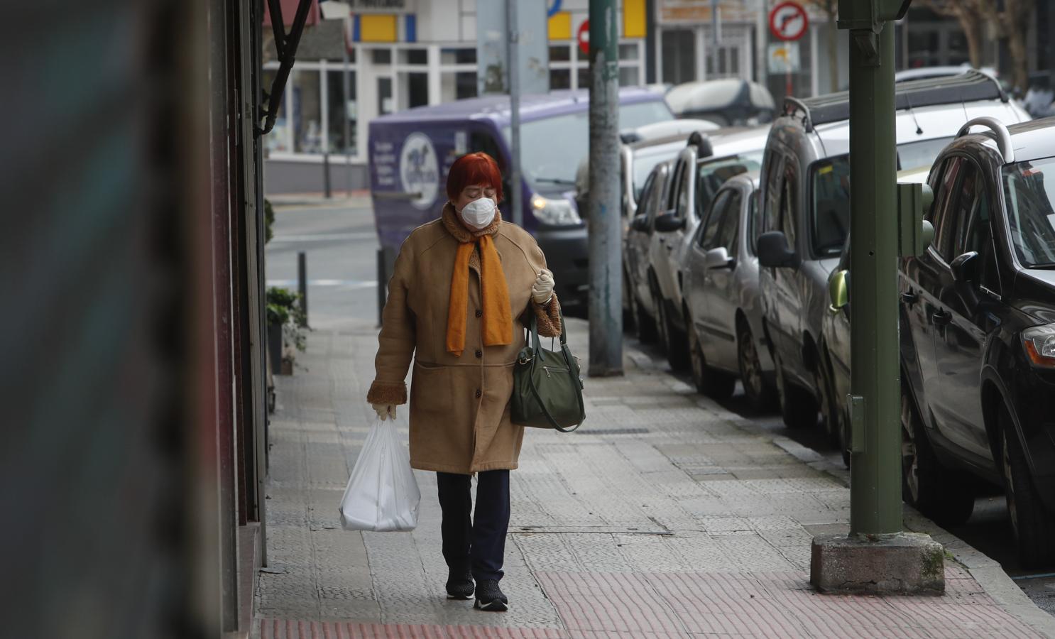 Calles y carreteras vacías, gente asomada a los balcones y operarios lavando y desinfectando, entre las imágenes del día. 