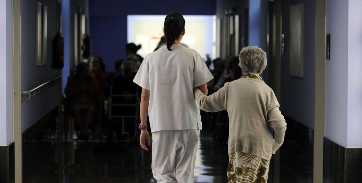 La distancia social impuesta por la situación impide estos días ver en las residencias de mayores de Cantabria imágenes tan tiernas como esta.