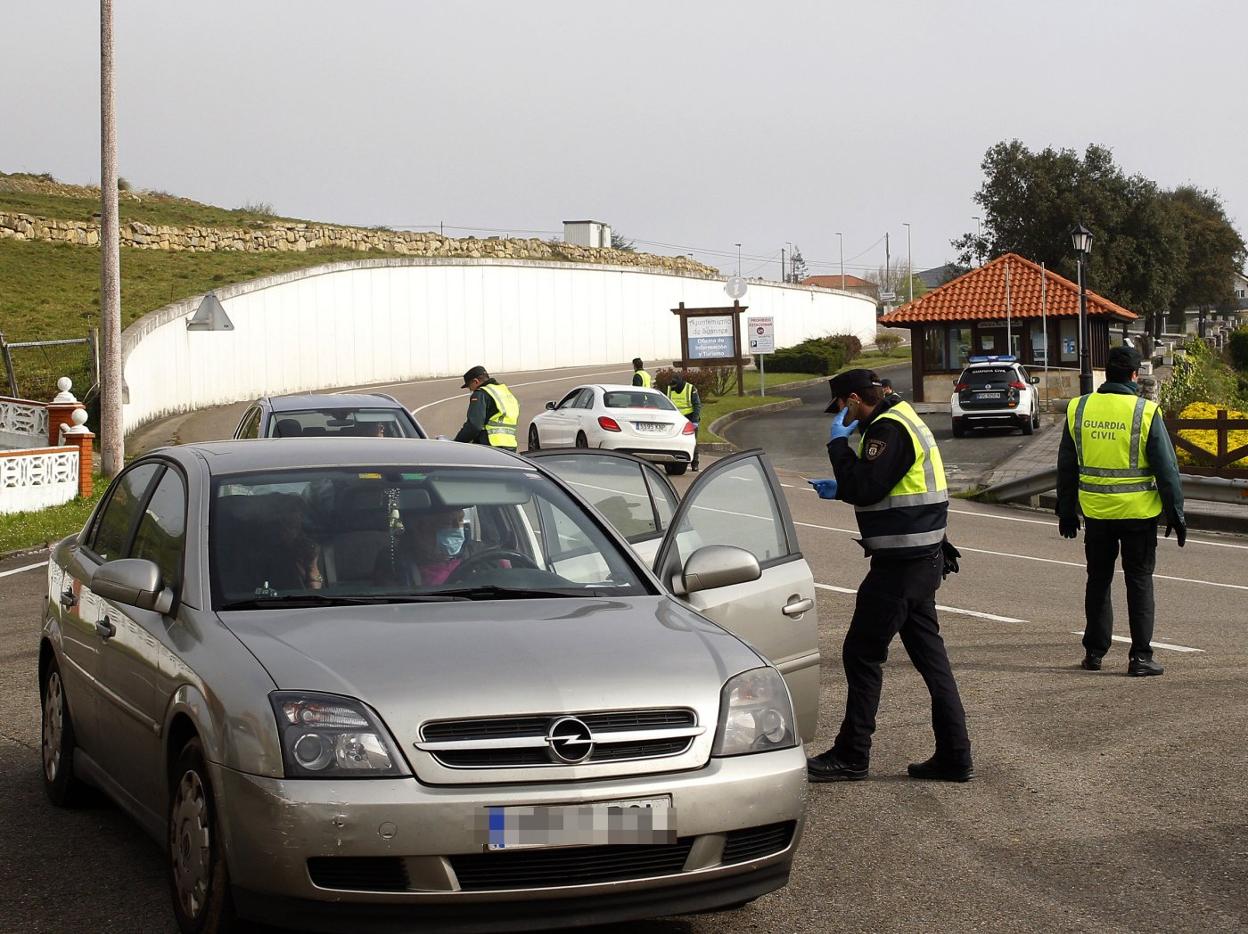 La Guardia Civil, ayer, en el control junto a Suances.