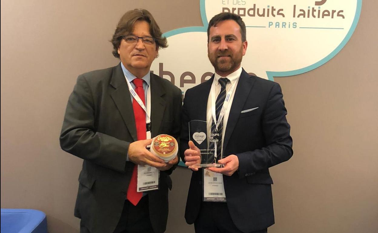 Marcelino (izq.), recogiendo el premio en el Salón du Fromage. 