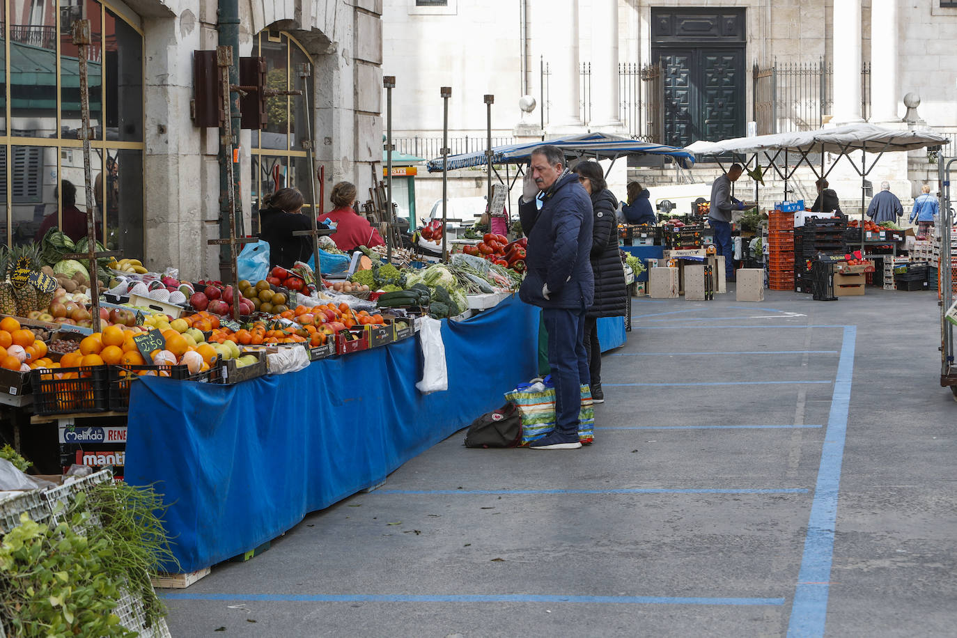 Las frutas y verduras no faltaron en el Mercado de la Esperanza, pero los clientes no fueron muchos.