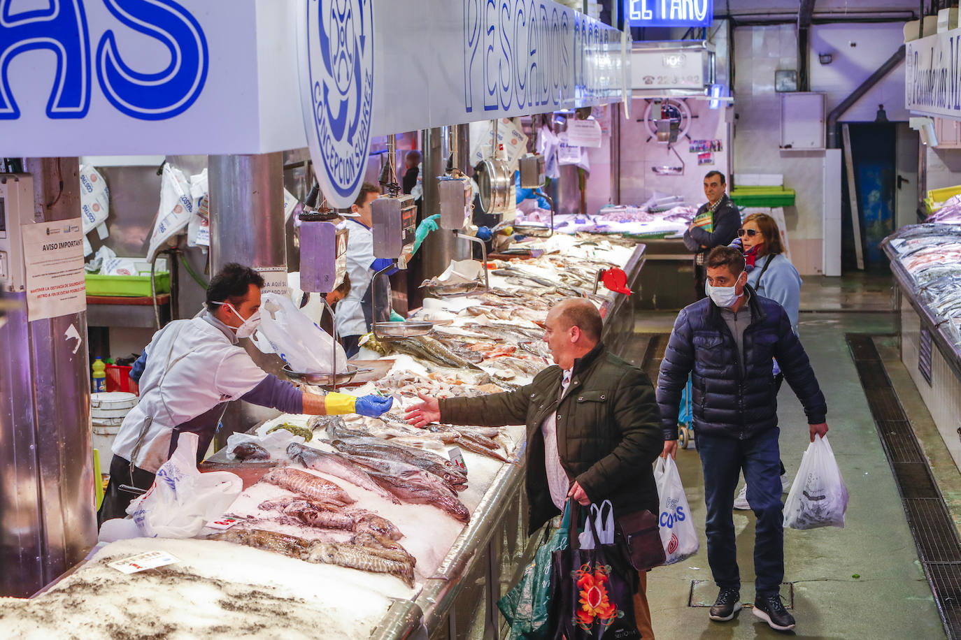 Comerciantes y clientes protegidos en el Mercado de la Esperanza de Santander.