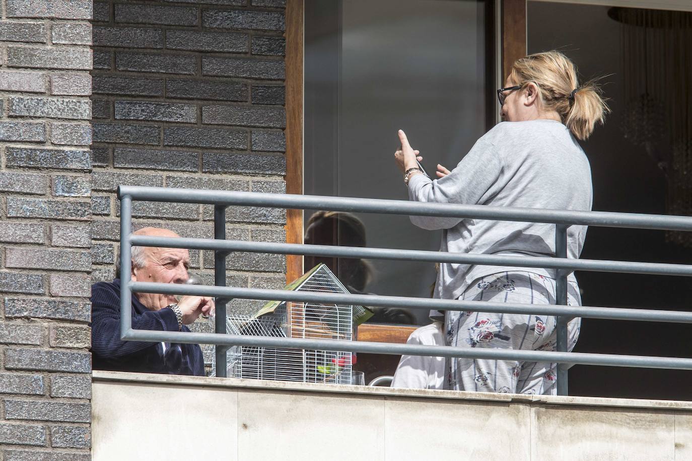 Tomando el aperitivo en el balcón. 