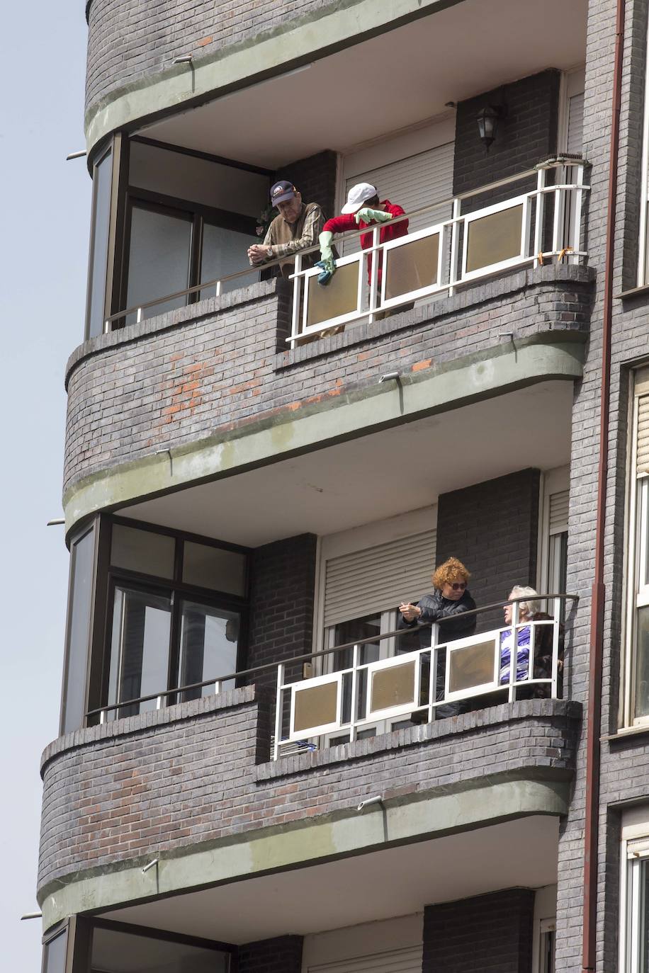 Al sol en el balcón y de paso aprovechando para hacer un poco de limpieza.