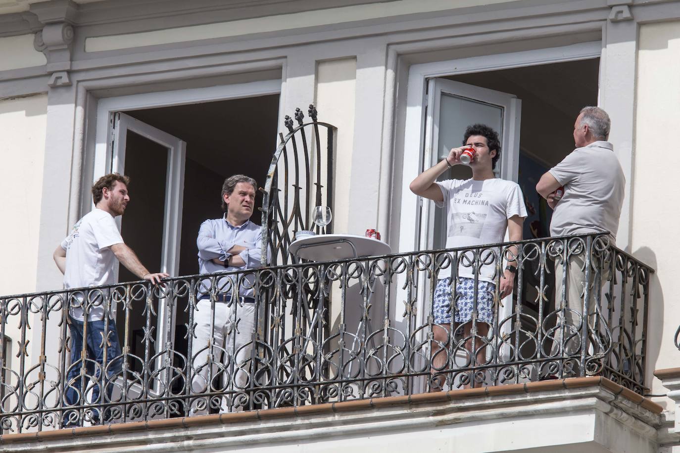 De charla en el balcón para disfrutar de un poco de sol y aire fresco.
